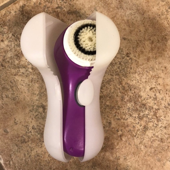Clarisonic Mia 2 Facial Cleansing Tool - Picture 2 of 3